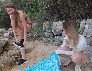031925_melonie_in_her_boots_on_the_nude_beach_fingering_her_pussy_and_ass_in_public