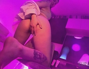051326_hot_striptease_from_pretty_model_sam_then_huge_dildo_masturbation