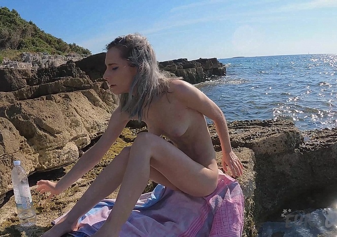 071322_hot_skinny_blonde_model_poppy_relaxing_on_the_beach_while_on_vacation