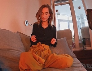 081525_pretty_model_poppy_masturbating_with_her_fingers_until_she_gets_herself_off