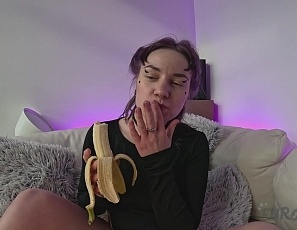 121025_white_casting_couch_with_ellah_masturbating_with_bananas
