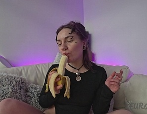 121025_white_casting_couch_with_ellah_masturbating_with_bananas